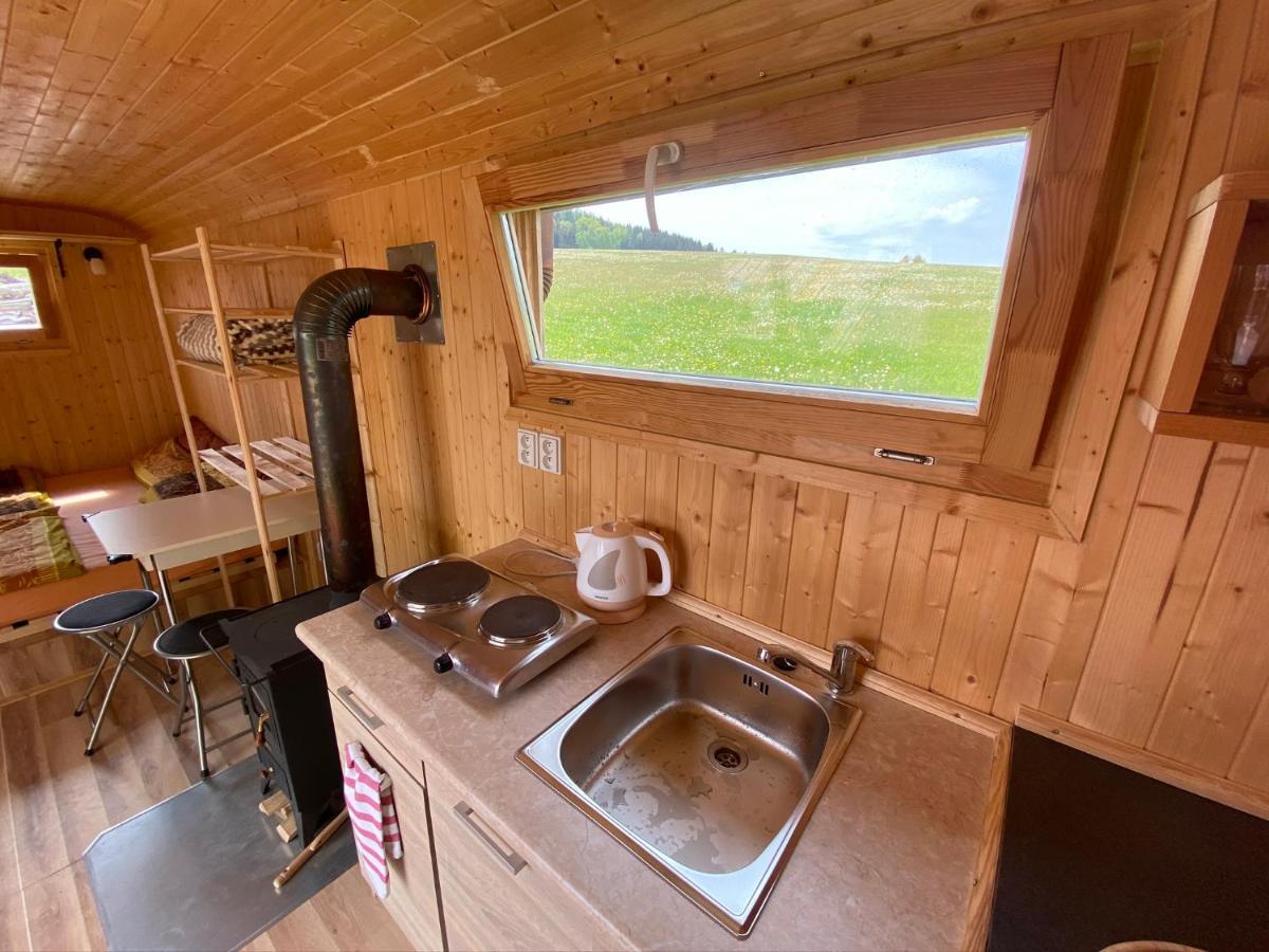 Hotel Maringotka Na Samote Na Kozi Farme à Pobezovice Extérieur photo