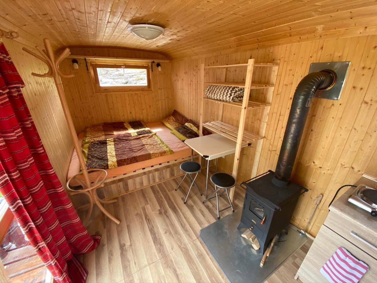 Hotel Maringotka Na Samote Na Kozi Farme à Pobezovice Extérieur photo