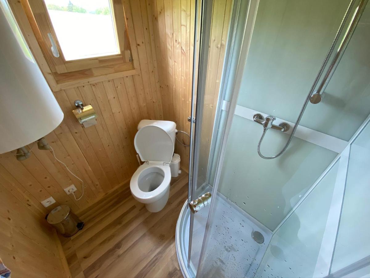 Hotel Maringotka Na Samote Na Kozi Farme à Pobezovice Extérieur photo