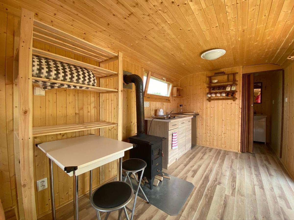 Hotel Maringotka Na Samote Na Kozi Farme à Pobezovice Extérieur photo